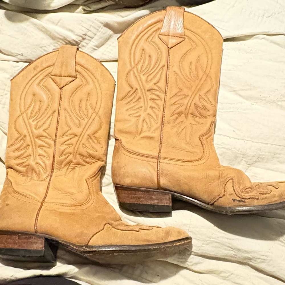 Guess cowgirl boots.. suede .. size 6 1/2